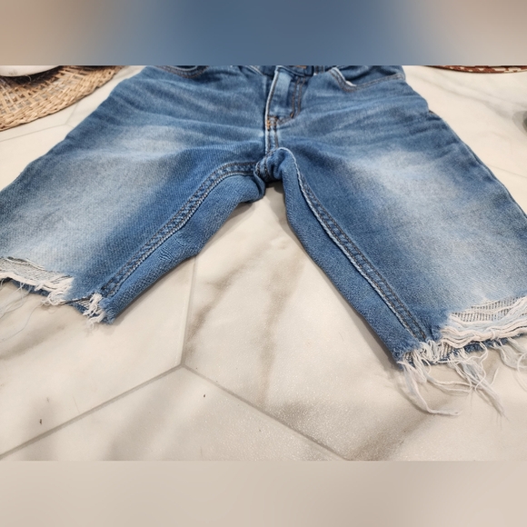 Boys size  7, [Cat & Jack] cutest distressed blue jean shorts with - Picture 3 of 10